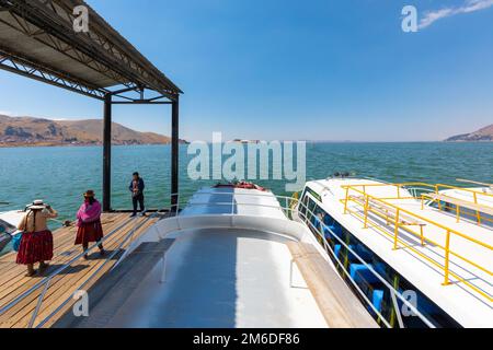 Am Pier von Puno warten Leute auf den Titicaca-See von Peru Stockfoto