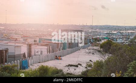 Sonnenuntergang in einem großen Dorf in Südafrika Stockfoto