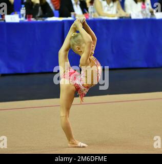 Orenburg, Russland - 25. November 2017 Jahr: Mädchen treten in der rhythmischen Sportgymnastik auf der Orenburg Lgic an Stockfoto