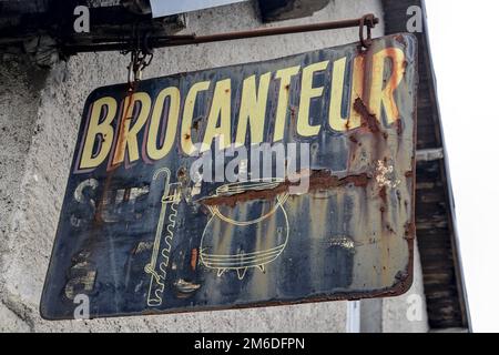 Altes Schild für einen verlassenen Junk Shop, verrottet und rostig von der Zeit an. Stockfoto