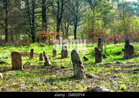 Szene der alten, verlassenen muslimischen Friedhof Grabsteine in der Landschaft Feld Stockfoto