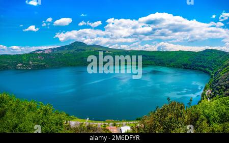 Albaner See oder Lago di Albano in Latium - tiefste Krater See in Italien auf den Albaner Bergen von Castelli Romani in der Nähe von Rome Stockfoto