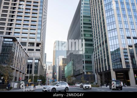 Tokio, Japan. 3. Januar 2023. Allgemeine Straßenszenen im Geschäftsviertel Nihombashi, dem Sitz der Tokyo Stock Exchange, der Bank of Japan und vieler internationaler Finanzinstitutionen. Der japanische Yen-Verwalter, Gouverneur der Bank of Japan, Haruhiko Kuroda, hat die Zinsgrenze für 10-jährige Anleihen im Rahmen eines Konjunkturprogramms verdoppelt, mit dem der Wert des japanischen Yen bei Devisenwechselgeschäften erhöht werden sollte. Finanzen, Wirtschaft, Aktien, Unternehmen, internationaler Handel. (Kreditbild: © Taidgh Barron/ZUMA Press Wire) Stockfoto