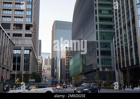 Tokio, Japan. 3. Januar 2023. Allgemeine Straßenszenen im Geschäftsviertel Nihombashi, dem Sitz der Tokyo Stock Exchange, der Bank of Japan und vieler internationaler Finanzinstitutionen. Der japanische Yen-Verwalter, Gouverneur der Bank of Japan, Haruhiko Kuroda, hat die Zinsgrenze für 10-jährige Anleihen im Rahmen eines Konjunkturprogramms verdoppelt, mit dem der Wert des japanischen Yen bei Devisenwechselgeschäften erhöht werden sollte. Finanzen, Wirtschaft, Aktien, Unternehmen, internationaler Handel. (Kreditbild: © Taidgh Barron/ZUMA Press Wire) Stockfoto