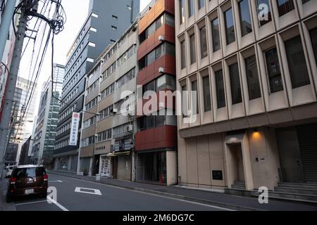 Tokio, Japan. 3. Januar 2023. Allgemeine Straßenszenen im Geschäftsviertel Nihombashi, dem Sitz der Tokyo Stock Exchange, der Bank of Japan und vieler internationaler Finanzinstitutionen. Der japanische Yen-Verwalter, Gouverneur der Bank of Japan, Haruhiko Kuroda, hat die Zinsgrenze für 10-jährige Anleihen im Rahmen eines Konjunkturprogramms verdoppelt, mit dem der Wert des japanischen Yen bei Devisenwechselgeschäften erhöht werden sollte. Finanzen, Wirtschaft, Aktien, Unternehmen, internationaler Handel. (Kreditbild: © Taidgh Barron/ZUMA Press Wire) Stockfoto