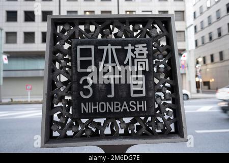 Tokio, Japan. 3. Januar 2023. Allgemeine Straßenszenen im Geschäftsviertel Nihombashi, dem Sitz der Tokyo Stock Exchange, der Bank of Japan und vieler internationaler Finanzinstitutionen. Der japanische Yen-Verwalter, Gouverneur der Bank of Japan, Haruhiko Kuroda, hat die Zinsgrenze für 10-jährige Anleihen im Rahmen eines Konjunkturprogramms verdoppelt, mit dem der Wert des japanischen Yen bei Devisenwechselgeschäften erhöht werden sollte. Finanzen, Wirtschaft, Aktien, Unternehmen, internationaler Handel. (Kreditbild: © Taidgh Barron/ZUMA Press Wire) Stockfoto