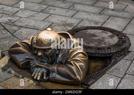 Mann auf der Arbeit im historischen Zentrum von bratislava Stockfoto