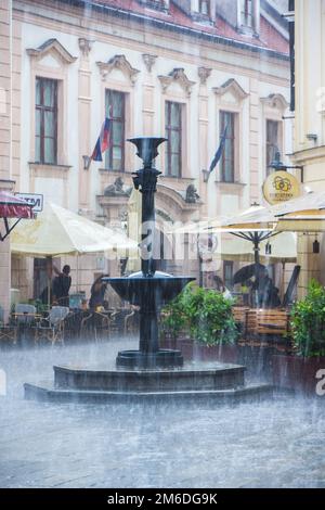 Starker Regen auf dem Platz des historischen Zentrums in bratislava Stockfoto