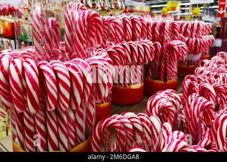 Weihnachtliche Zuckerstangen. Festliche rote und weiße Pfefferminzbonbons Stockfoto