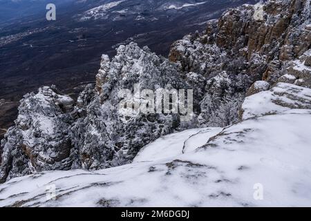 Felsen auf dem südlichen Demerdzhi-Berg im Schnee nach Schneesturm im Frühling. Krim Stockfoto