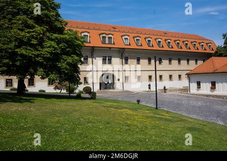 Gebäude im Park der Burg Bratislava, Wahrzeichen der slowakei Stockfoto