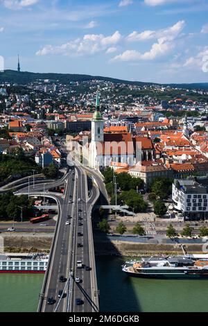 Luftblick auf die hauptstraße von bratislava und die Kathedrale St. martins Stockfoto