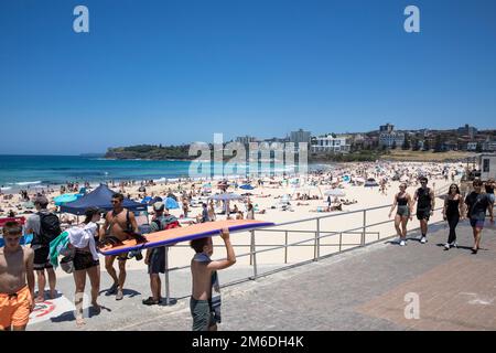 Bondi Beach Sydney Sommer 2023, Blick nach Süden in Richtung Bondi Eisberge mit überfüllten und überfüllten Stränden, Sydney, NSW, australische Ostküste Stockfoto