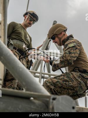 USA Marinekorps Staff Sgt. Alex Woolverton, Sprengstoff-Entsorgungstechniker bei EOD Company, 9. Engineer Support Battalion, 3. Marine Logistics Group, Abseilen in Camp Schwab, Okinawa, Japan, 25. April 2022. 3. die MLG mit Sitz in Okinawa, Japan, ist eine vorwärtsstationierte Kampfeinheit, die als umfassende Logistik und Unterstützung der III Marine Expeditionary Force für Einsätze im gesamten Zuständigkeitsgebiet Indo-Pazifik dient. Stockfoto