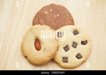 Mandel- und Nusskekse auf dem Schneidebrett Stockfoto