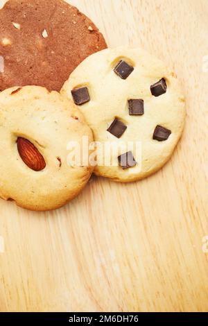 Mandel- und Nusskekse auf dem Schneidebrett Stockfoto