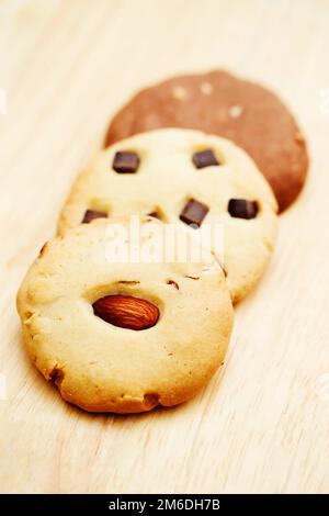 Mandel- und Nusskekse auf dem Schneidebrett Stockfoto