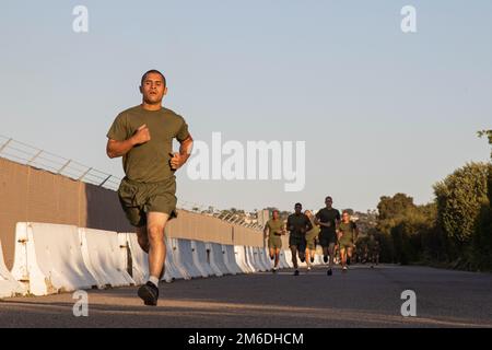 EIN US-AMERIKANISCHER Marine Corps Recruit bei Charlie Company, 1. Recruit Training Battalion, führt den 3-Meilen-Lauf des körperlichen Fitnesstests (PFT) im Marine Corps Recruit Depot San Diego, 25. April 2022 durch. Der 3-Meilen-Lauf wurde durchgeführt, nachdem die Pullups und Planken abgeschlossen waren. Stockfoto