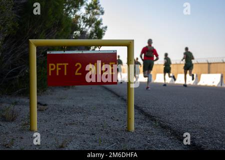 EIN US-AMERIKANISCHER Marinekorps Rekruten bei Charlie Company, 1. Recruit Training Battalion, führen den 3-Meilen-Lauf des körperlichen Fitnesstests (PFT) im Marine Corps Recruit Depot San Diego vom 25. April 2022 durch. Der 3-Meilen-Lauf wurde durchgeführt, nachdem die Pullups und Planken abgeschlossen waren. Stockfoto