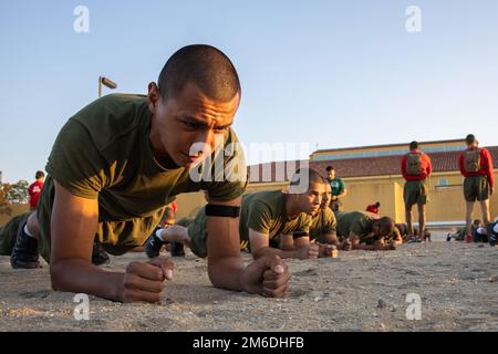 EIN US-AMERIKANISCHER Marinekorps Rekruten bei Charlie Company, 1. Recruit Training Battalion, führt den Planks-Teil des körperlichen Fitnesstests (PFT) im Marine Corps Recruit Depot San Diego am 25. April 2022 durch. Die Rekruten absolvierten die PFT zweimal während des Recruit Trainings, um sicherzustellen, dass sie die bestmögliche Punktzahl erhielten. Stockfoto