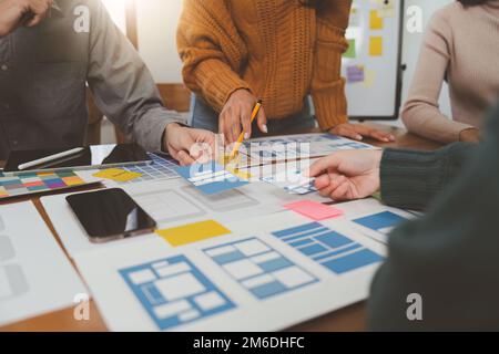 Junge Asiaten gründen ein neues Unternehmen in einem Kreativbüro. Modernes Start-up-Business-Team. benutzeroberfläche von Kollegen, ux-Start-up-Unternehmen Stockfoto