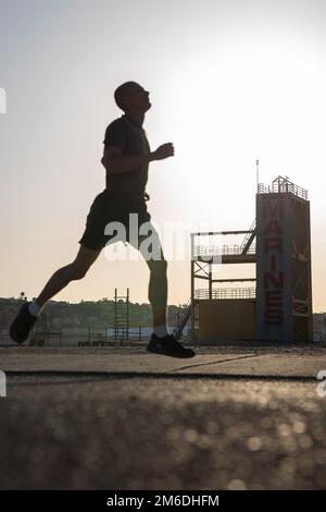 EIN US-AMERIKANISCHER Marine Corps Recruit bei Charlie Company, 1. Recruit Training Battalion, führt den 3-Meilen-Lauf des körperlichen Fitnesstests (PFT) im Marine Corps Recruit Depot San Diego, 25. April 2022 durch. Der 3-Meilen-Lauf wurde durchgeführt, nachdem die Pullups und Planken abgeschlossen waren. Stockfoto