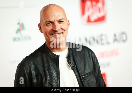 Hamburg, Deutschland. 03. Januar 2023. Stefan Schnoor, ehemaliger Profi-Fußballspieler und Sportmoderator, steht vor einem Wohltätigkeitskonzert in der Elbphilharmonie auf dem roten Teppich. In der ausverkauften Elbphilharmonie begann heute Abend das Mini-Festival "Channel Aid - Live in Concert by JBL" für einen guten Zweck. Der weltweit erste gemeinnützige YouTube-Kanal ist seit 2017 online und sammelt mit jedem Klick Spenden für soziale Projekte. Kredit: Christian Charisius/dpa/Alamy Live News Stockfoto