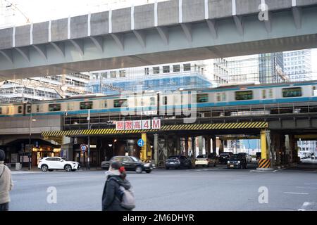 Tokio, Japan. 3. Januar 2023. Die örtliche U-Bahn-Linie JR East Keihin' TÅhoku fährt vom Bahnhof Tokio ab (æ±ä°¬é…), der zentralen Intercity-Station des japanischen Hochgeschwindigkeitsbahnnetzes Shinkansen nach JR East und JR Central, im Geschäftsviertel Marunouchi in der Nähe des Kaiserpalastes mit Touristen, Pendlern, Geschäftsreisende und Urlauber gleichermaßen auf der Durchreise. Japanischer Yen-Verwalter, Gouverneur der Bank of Japan, Haruhiko Kuroda, verdoppelte die Zinsgrenze für 10-jährige Anleihen im Rahmen eines Konjunkturprogramms, um den Wert des japanischen Yen auf Devisenwechsel zu erhöhen Stockfoto