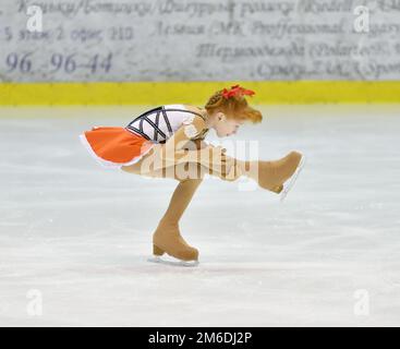 Orenburg, Russland - 25. März 2017 Jahr: Mädchen treten im Eiskunstlauf Orenburg-weiten an Stockfoto