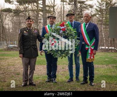 Die Bürgermeister mehrerer italienischer Städte in der Nähe der US Army Garrison Italy in Vicenza, Italien, halten am 25. April 2022 einen Kranz mit dem Fort Drum Garrison Commander, Oberst James Zacchino Jr., in der Hand. Der Kranz wurde auf das Grab von Rino Carlutti gelegt, einem Einheimischen aus San Daniele del Friuli, Italien. Stockfoto