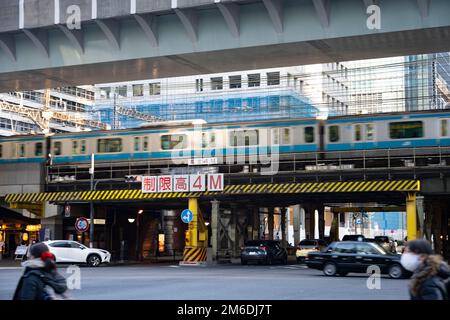 Tokio, Japan. 3. Januar 2023. Die örtliche U-Bahn-Linie JR East Keihin' TÅhoku fährt vom Bahnhof Tokio ab (æ±ä°¬é…), der zentralen Intercity-Station des japanischen Hochgeschwindigkeitsbahnnetzes Shinkansen nach JR East und JR Central, im Geschäftsviertel Marunouchi in der Nähe des Kaiserpalastes mit Touristen, Pendlern, Geschäftsreisende und Urlauber gleichermaßen auf der Durchreise. Japanischer Yen-Verwalter, Gouverneur der Bank of Japan, Haruhiko Kuroda, verdoppelte die Zinsgrenze für 10-jährige Anleihen im Rahmen eines Konjunkturprogramms, um den Wert des japanischen Yen auf Devisenwechsel zu erhöhen Stockfoto