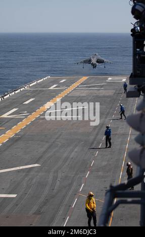 220425-N-OG067-1141 NORFOLK, VA. (25. April 2022) - eine AV-8B Harrier, die der Marine Angriffsschwadron (VMA) 231 zugeteilt wurde, startet vom Flugdeck des Amphibienschiffs USS Bataan (LHD5) 25. April 2022. Bataan befindet sich im Einsatzgebiet der 2. Flotte. Bataan ist in der Marinestützstelle Norfolk zu Hause. Stockfoto