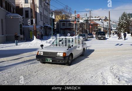 Otaru, Japan - 19. Dezember 2022 : schneebedeckte Straßen von Otaru. Otaru ist eine beliebte Touristenattraktion in Hokkaido, Japan Stockfoto