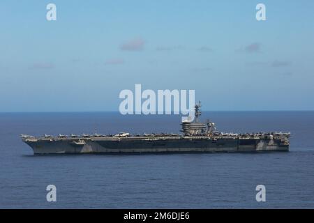 PHILIPPINE SEA (25. April 2022) der Flugzeugträger der Nimitz-Klasse USS Abraham Lincoln (CVN 72) durchquert die Philippine Sea. Die Abraham Lincoln Strike Group befindet sich in einem geplanten Einsatz im US-7.-Flottenbereich, um die Interoperabilität durch Allianzen und Partnerschaften zu verbessern und gleichzeitig als einsatzbereite Truppe zur Unterstützung einer freien und offenen Region Indo-Pacific zu fungieren. Stockfoto