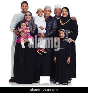 Das perfekte Familienporträt. Studioporträt einer mehrgenerationalen muslimischen Familie isoliert auf Weiß. Stockfoto