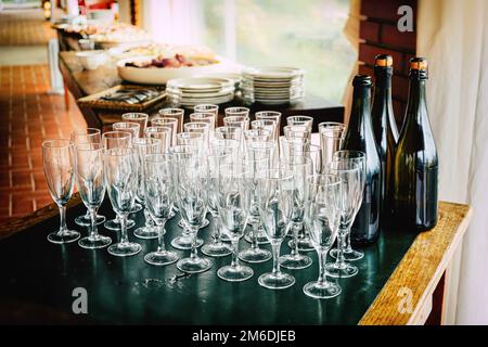 Anstoßen von vielen Gläsern für Jubiläen Leeren Sie Becher Kelche vor dem Toast im Restaurant, um Jubiläum zu feiern Stockfoto