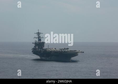 PHILIPPINE SEA (25. April 2022) der Flugzeugträger der Nimitz-Klasse USS Abraham Lincoln (CVN 72) durchquert die Philippine Sea. Die Abraham Lincoln Strike Group befindet sich in einem geplanten Einsatz im US-7.-Flottenbereich, um die Interoperabilität durch Allianzen und Partnerschaften zu verbessern und gleichzeitig als einsatzbereite Truppe zur Unterstützung einer freien und offenen Region Indo-Pacific zu fungieren. Stockfoto