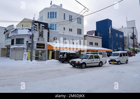 Otaru, Japan - 19. Dezember 2022 : schneebedeckte Straßen von Otaru. Otaru ist eine beliebte Touristenattraktion in Hokkaido, Japan Stockfoto