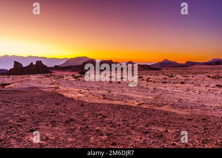 Blick auf den sphinxförmigen Felsen und die Landschaft bei Sonnenaufgang im Timna-Wüstenpark im Süden Israels Stockfoto