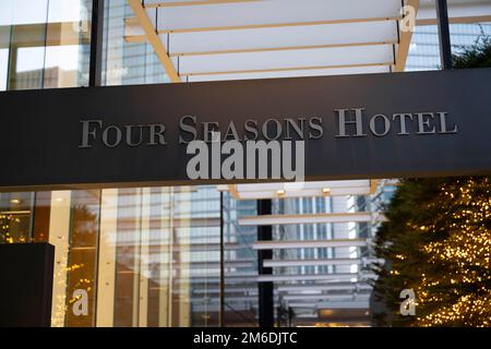 Tokio, Japan. 3. Januar 2023. Das Four Seasons fünf-Sterne-Luxushotel am Bahnhof Tokio (æ±¬é…), der zentrale Intercity-Bahnhof des japanischen Hochgeschwindigkeitsbahnnetzes Shinkansen nach JR East und JR Central, im Geschäftsviertel Marunouchi in der Nähe des Kaiserpalastes mit Touristen, Pendlern, Geschäftsreisende und Urlauber gleichermaßen auf der Durchreise. Japanischer Yen-Verwalter, Gouverneur der Bank of Japan, Haruhiko Kuroda, verdoppelte die Zinsgrenze für 10-jährige Anleihen im Rahmen eines Konjunkturprogramms, um den Wert des japanischen Yen auf Devisenwechsel zu erhöhen. Finanzen, Ökon Stockfoto