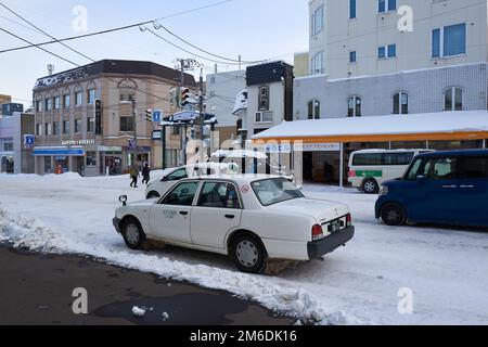 Otaru, Japan - 19. Dezember 2022 : schneebedeckte Straßen von Otaru. Otaru ist eine beliebte Touristenattraktion in Hokkaido, Japan Stockfoto