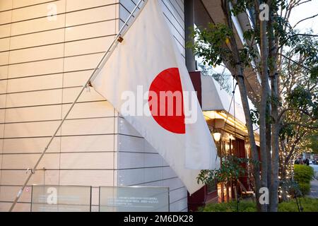 Tokio, Japan. 3. Januar 2023. Eine japanische Flagge (Hinomaru), offiziell bekannt als NisshÅki (æ- c« æ---, „Flagge der Sonne“), die vor einem Geschäft im zentralen Geschäftsviertel von Marunouchi mit neuen gewerblichen Immobilienkratzern in der Nähe des Bahnhofs Tokio und des japanischen Kaiserpalastes fliegt. Japanischer Yen-Verwalter (JPY), Der Gouverneur der Bank of Japan Haruhiko Kuroda hat die Zinsgrenze für 10-jährige Anleihen im Rahmen eines Konjunkturprogramms verdoppelt, um den Wert des japanischen Yen bei Devisenumtauschungen zu erhöhen. Finanzen, Wirtschaft, Aktien, Unternehmen, internationaler Handel. (Kreditbild: © Stockfoto