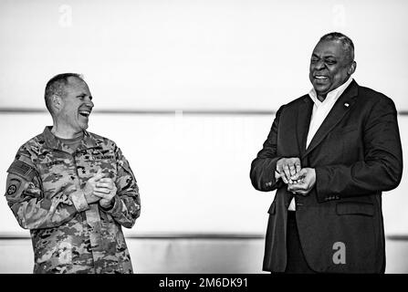 Beschreibung: Generalmajor Christopher LaNeve und Verteidigungsminister Lloyd J. Austin III lachen nach Austin's Pressekonferenz am 25. April 2022 in Polen nahe der ukrainischen Grenze. Stockfoto