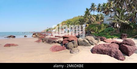 Verlassener Strand mit Hütten in Goa, Indien Stockfoto