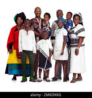 Waren eine glückliche Familie. Studiofoto einer traditionellen afrikanischen Familie isoliert auf Weiß. Stockfoto