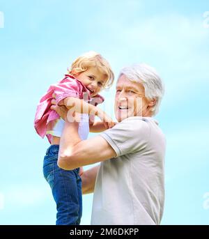 Großeltern sind die besten Babysitter. Porträt eines glücklichen Großvaters, der seinen jungen Enkel hochhebt. Stockfoto