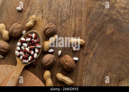 Satz von verschiedenen Lebensmitteln - ganze Körner, Bohnen und Hülsenfrüchte, Samen und Nüsse. Stockfoto