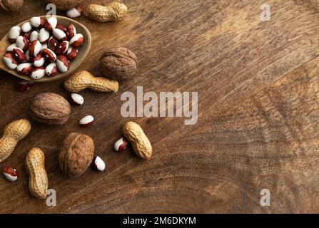Satz von verschiedenen Lebensmitteln - ganze Körner, Bohnen und Hülsenfrüchte, Samen und Nüsse. Stockfoto