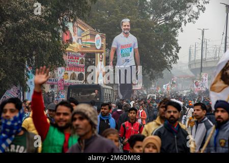 Neu-Delhi, Indien. 03. Januar 2023. A Rahul Gandhi Cutout während des Bharat Jodo Yatra eine laufende Massenbewegung, die vom indischen Nationalkongress (politische Partei in Indien) organisiert wurde. Rahul Gandhi, Führer der wichtigsten politischen Partei Indiens, marschierte zusammen mit seinen Anhängern in die Landeshauptstadt. Teil seiner fünfmonatigen 3.570km km (2.218 Meilen) langen Landwanderung durch 12 Staaten von Kanyakumari im Süden Indiens nach Kaschmir im Norden Indiens. Kredit: SOPA Images Limited/Alamy Live News Stockfoto