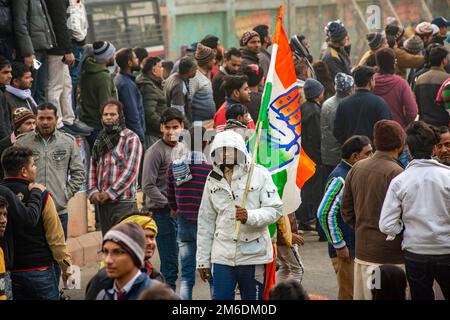 Neu-Delhi, Indien. 03. Januar 2023. Während der laufenden Massenbewegung von Bharat Jodo Yatra, die vom indischen Nationalkongress (politische Partei in Indien) organisiert wurde, hält ein Mann die Parteiflagge. Rahul Gandhi, Führer der wichtigsten politischen Partei Indiens, marschierte zusammen mit seinen Anhängern in die Landeshauptstadt. Teil seiner fünfmonatigen 3.570km km (2.218 Meilen) langen Landwanderung durch 12 Staaten von Kanyakumari im Süden Indiens nach Kaschmir im Norden Indiens. Kredit: SOPA Images Limited/Alamy Live News Stockfoto